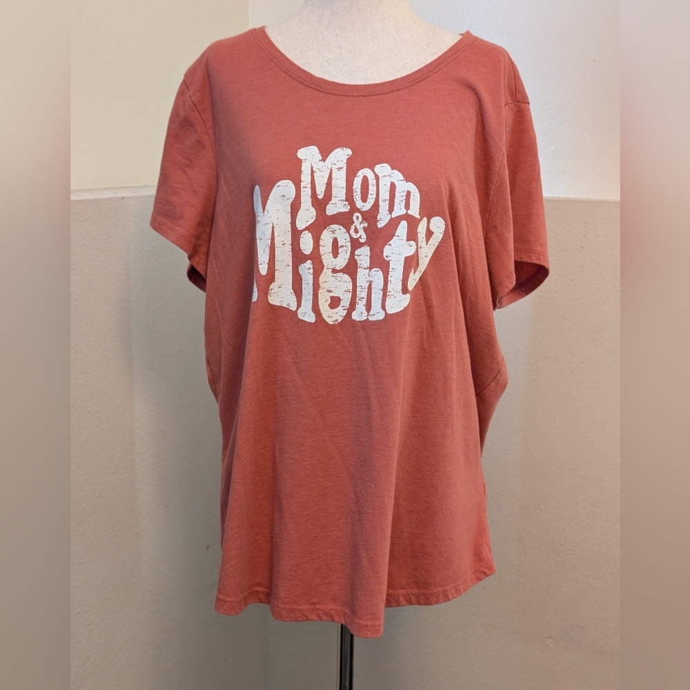 Sonoma Women's Rust Tee with White 'Mom & Mighty' Print